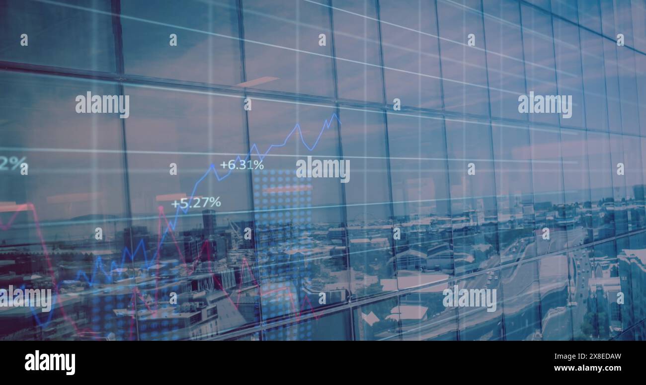 Glasgebäude, das das Stadtbild widerspiegelt, überlagert mit Börsendiagrammen, die Gewinne zeigen Stockfoto