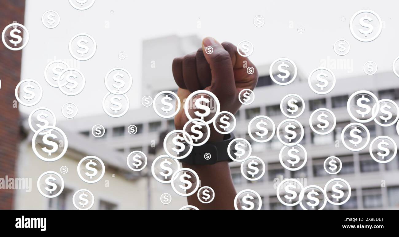 Afroamerikanische Freundin/Frau, die Smartwatch trägt und ihre Faust hochhebt Stockfoto