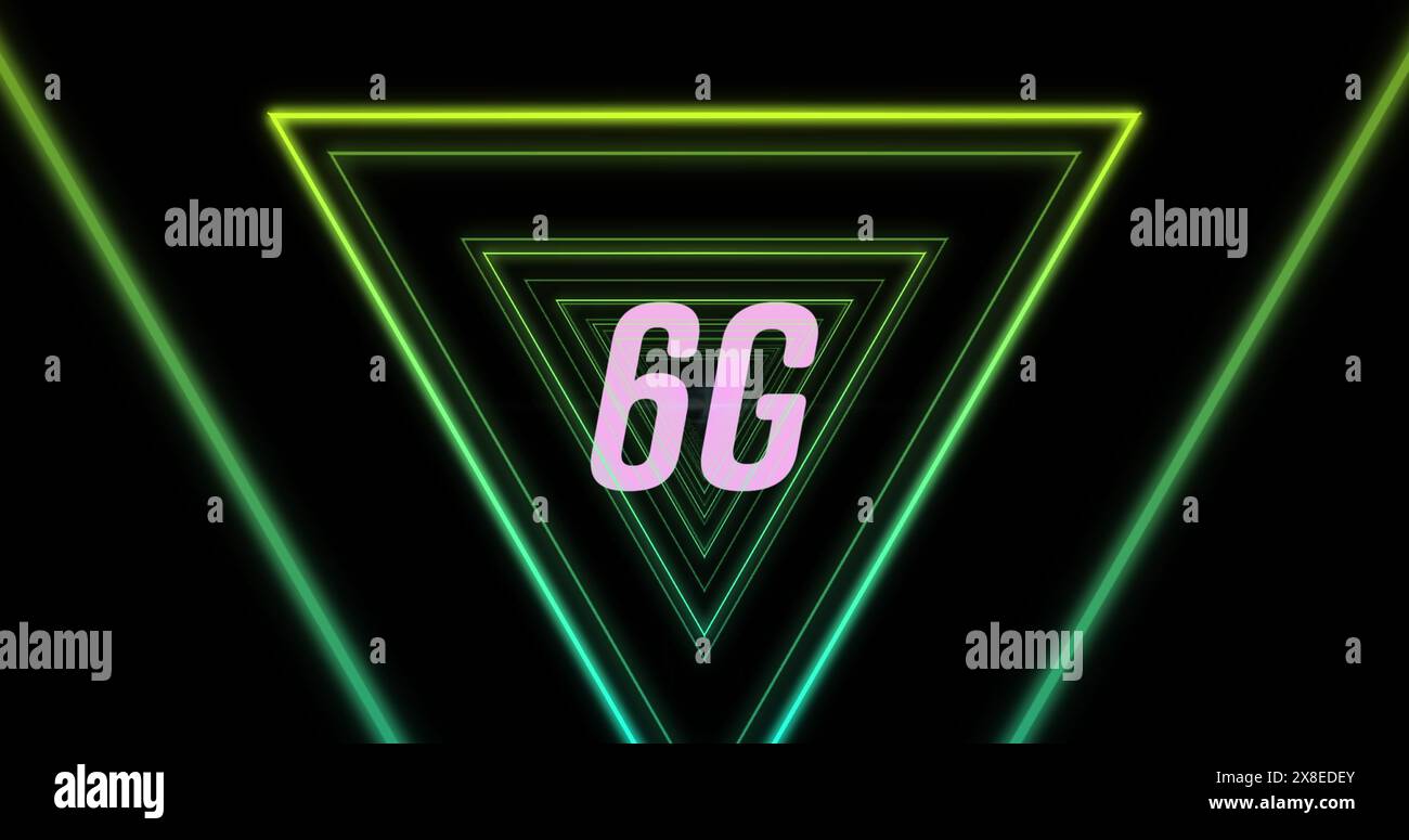 Bild eines leuchtend violetten Netzes über dna-Strang, der sich auf schwarzem Hintergrund dreht Stockfoto