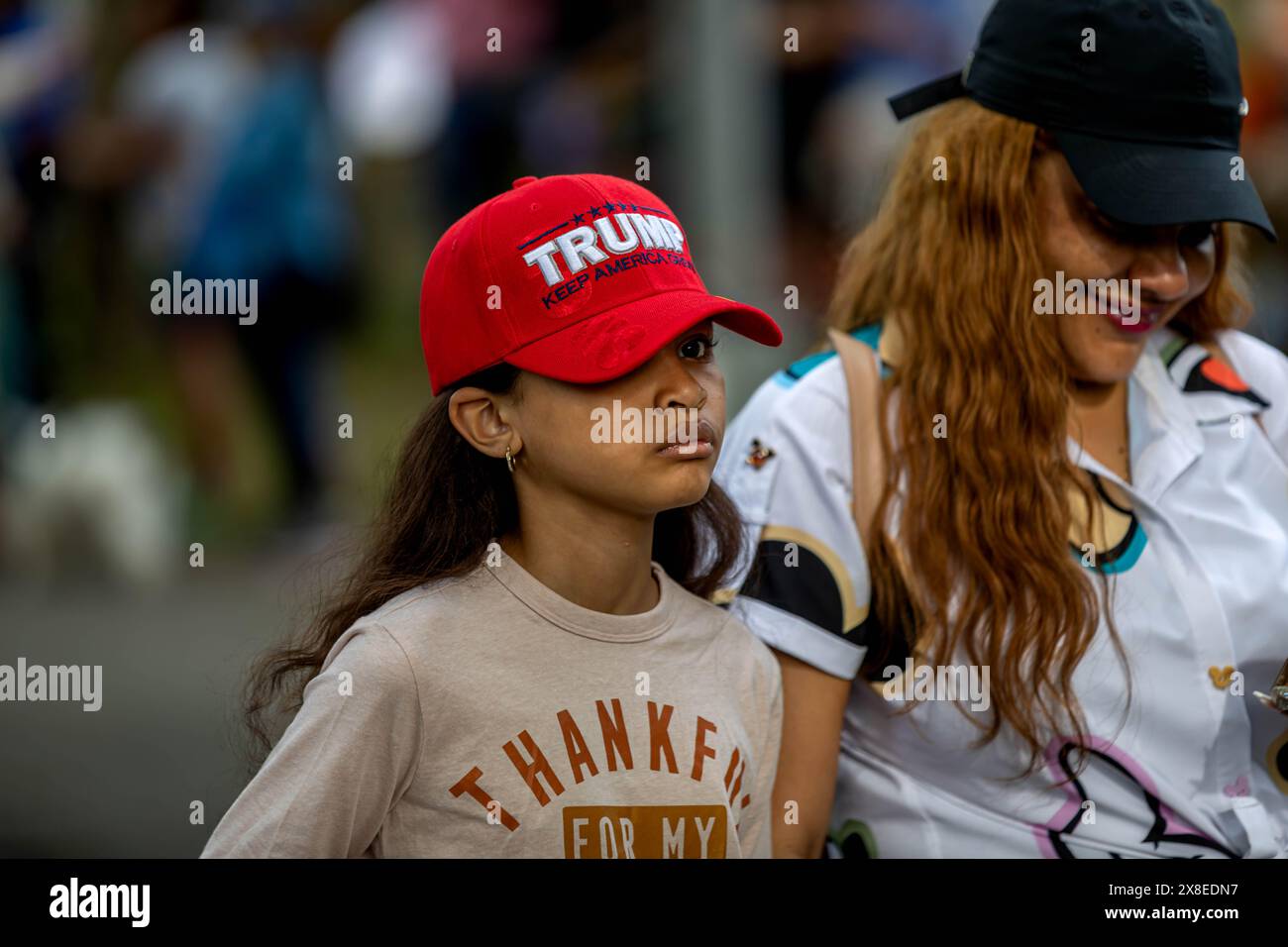 New York, New York, USA. Mai 2024. Am 23. Mai 2024 versammeln sich Demonstranten und Unterstützer des ehemaligen US-Präsidenten Donald Trump vor dem Crotona Park im New Yorker Stadtteil Bronx. Trumps Besuch im tiefblauen Bezirk Bronx wird als eine Möglichkeit angesehen, um bei den Wählern der Schwarzen und der Hispanic auf den Vormarsch zu kommen. Sein Besuch fällt mit dem Ende seines geheimen Geldprozesses zusammen. (Kreditbild: © Michael Nigro/Pacific Press via ZUMA Press Wire) NUR REDAKTIONELLE VERWENDUNG! Nicht für kommerzielle ZWECKE! Stockfoto