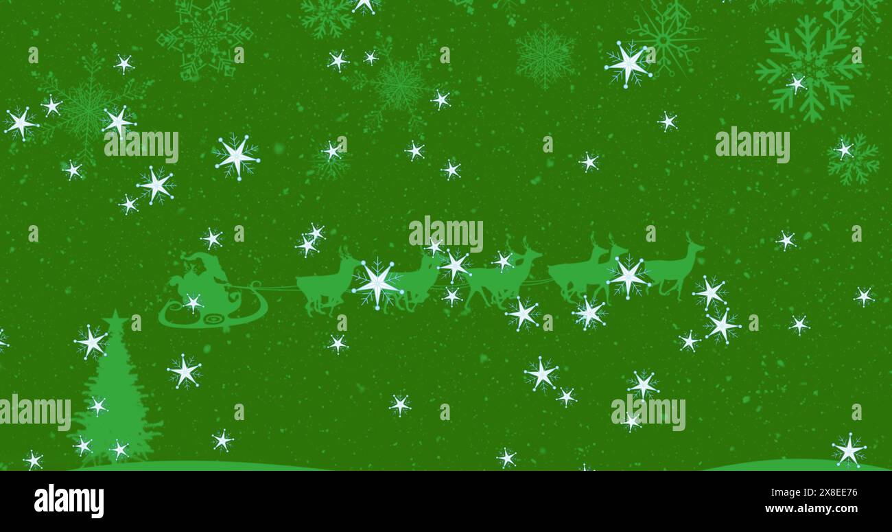 Bild von Sternen, die im Schlitten über den weihnachtsmann fallen und von Rentieren auf grünem Hintergrund gezogen werden Stockfoto