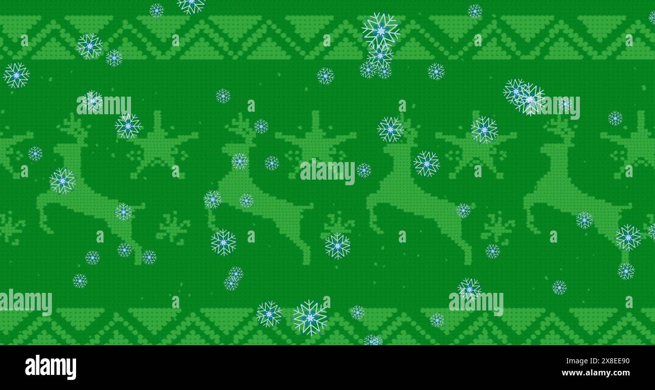Bild von Schneeflocken über Sternen- und Rentierdesign und abstraktem Muster auf grünem Hintergrund Stockfoto
