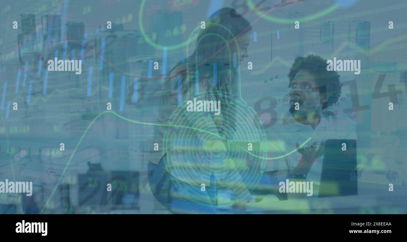 Bild von Sicherheitsvorhängeschloss und Datenverarbeitung über verschiedene Männer und Frauen, die im Büro diskutieren Stockfoto