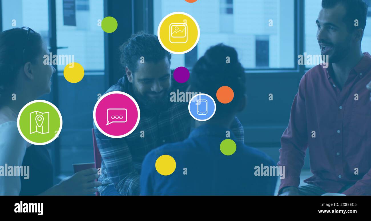 Gruppe mit kaukasischen und nahöstlichen Erwachsenen-Chats Stockfoto