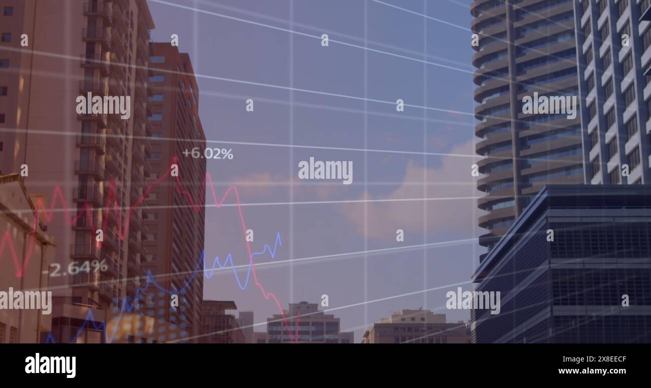 Abbildung von Diagrammen und wechselnden Zahlen mit Raster über Gebäuden gegen Himmel in der Stadt Stockfoto