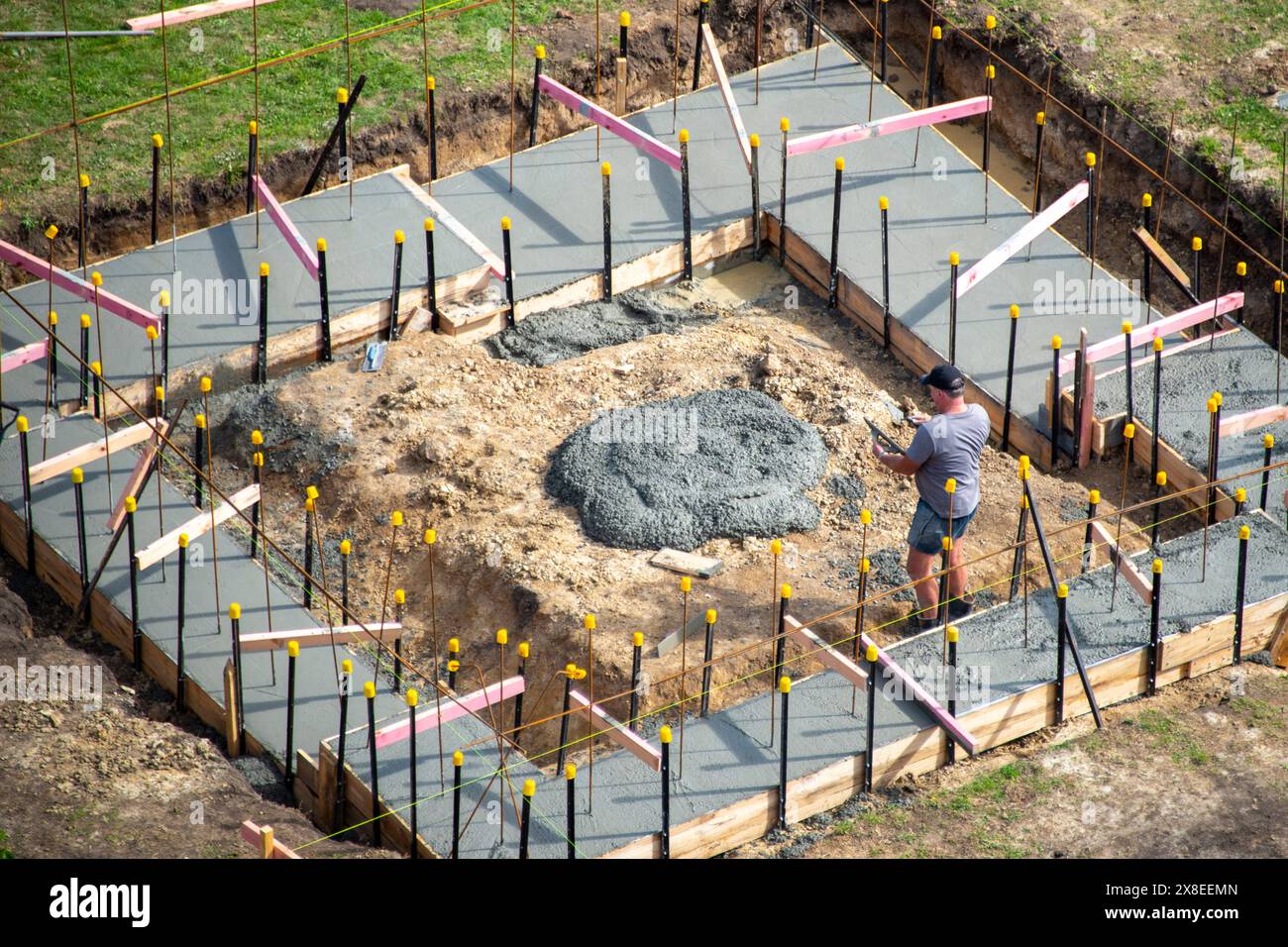 Zementgießen für die Baugründung Stockfoto