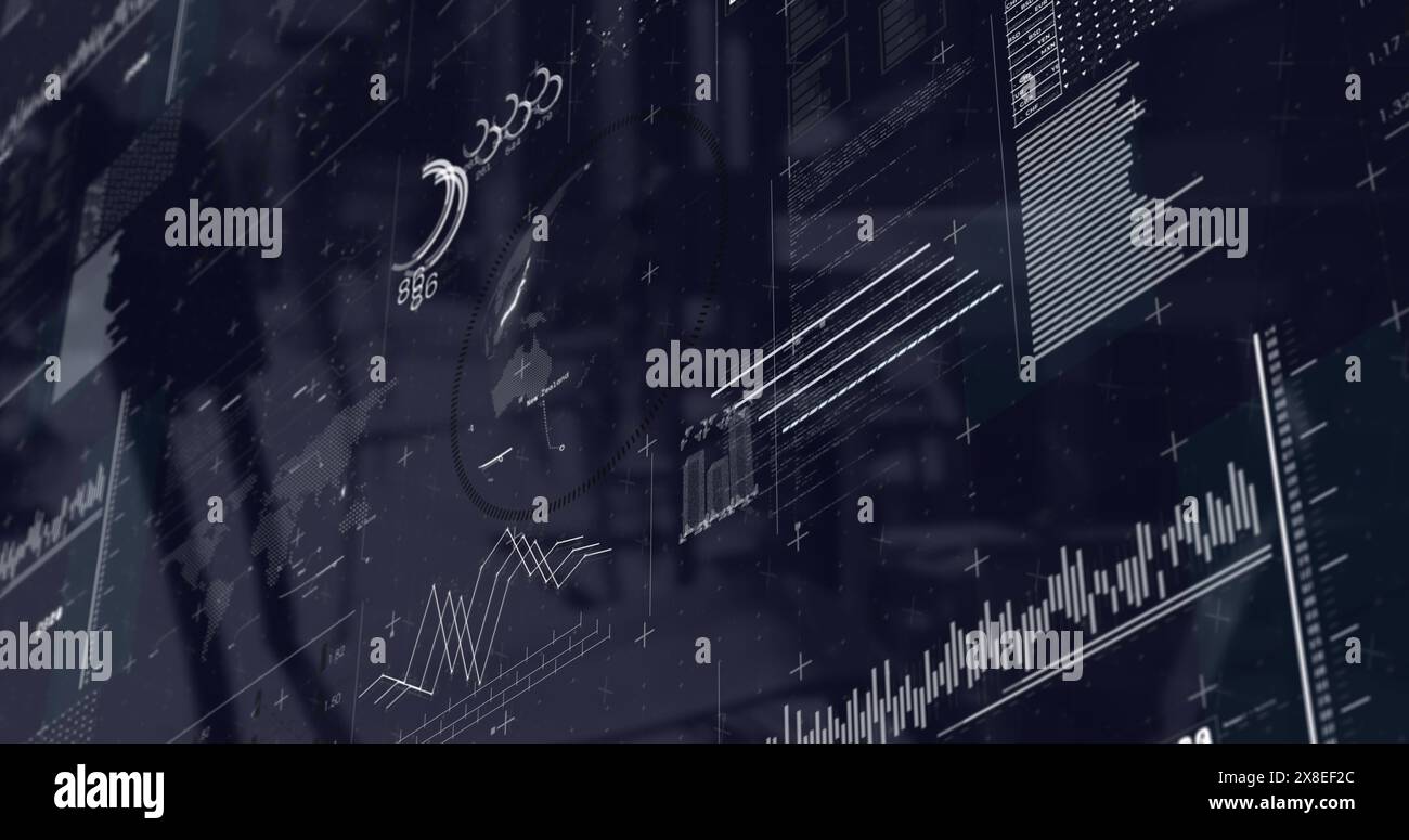 Person mit Brille, die komplexe Finanzpläne auf mehreren Bildschirmen analysiert Stockfoto
