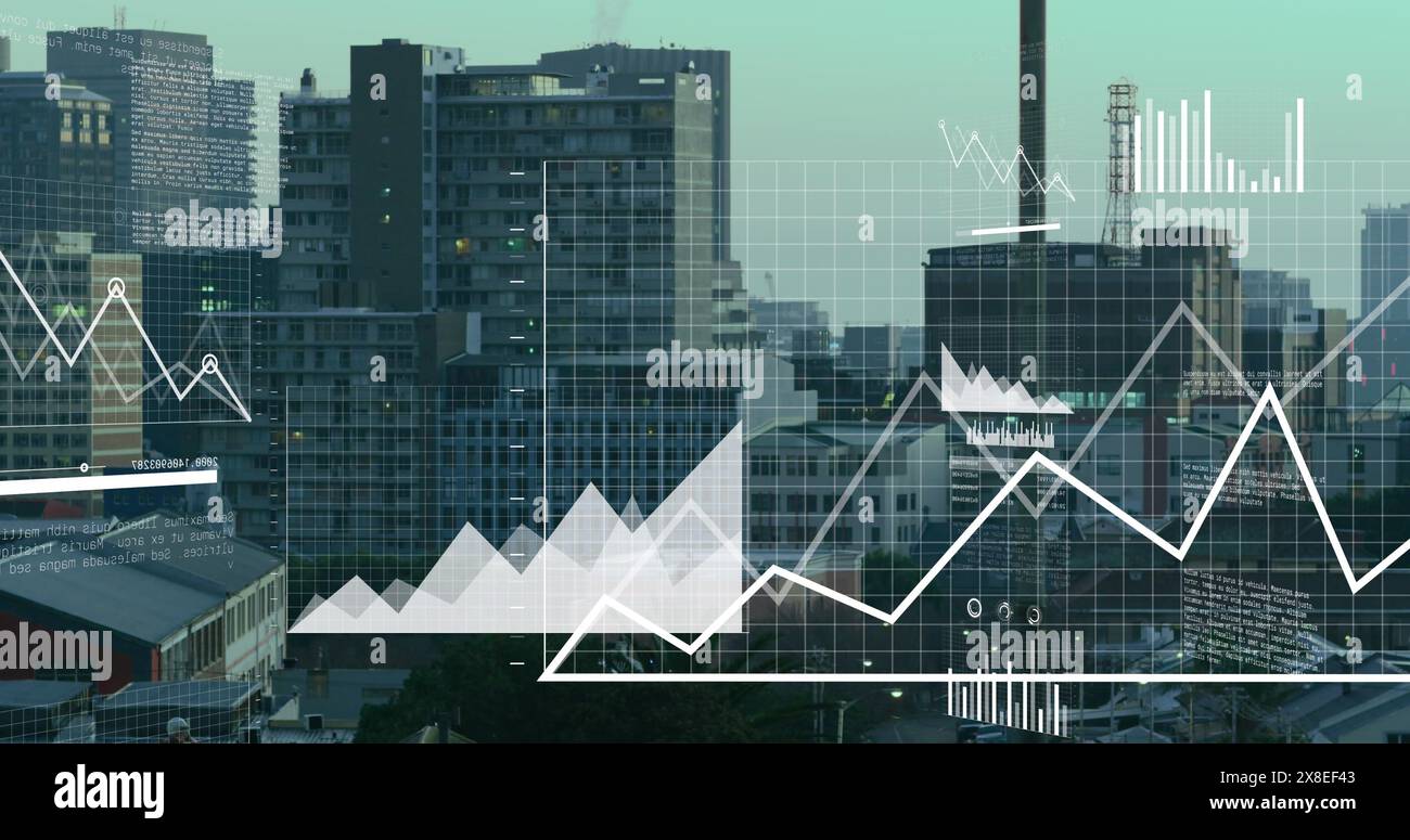 Bild mehrerer Grafiken, Karten, Symbole und Computersprache über moderner Stadt im Hintergrund Stockfoto