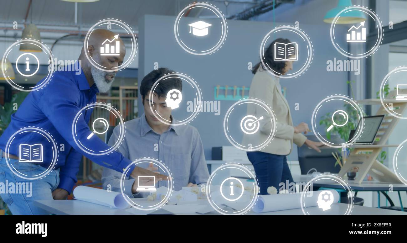 Bild von mehreren digitalen Ikonen gegen zwei verschiedene Männer, die im Büro diskutieren Stockfoto