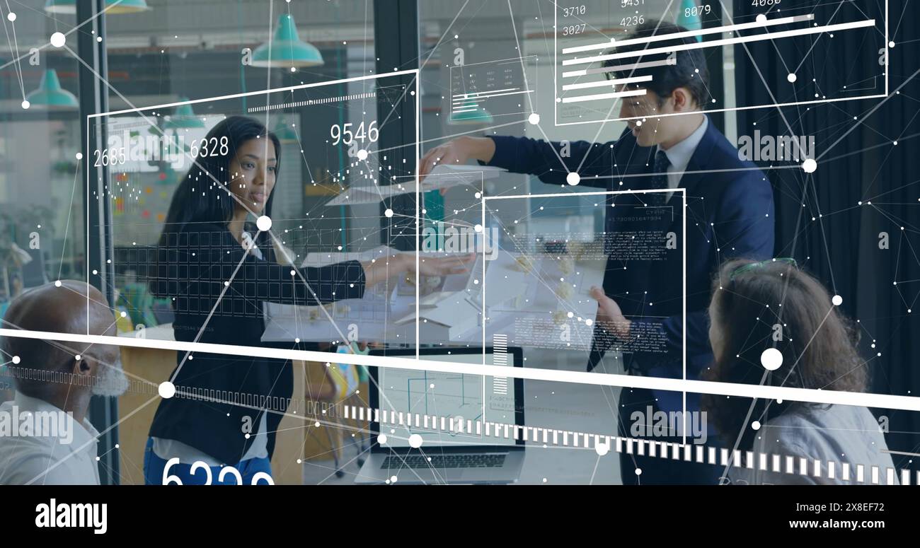 Bild von Bildschirmen mit Datenverarbeitung über verschiedene Geschäftsleute im Büro Stockfoto