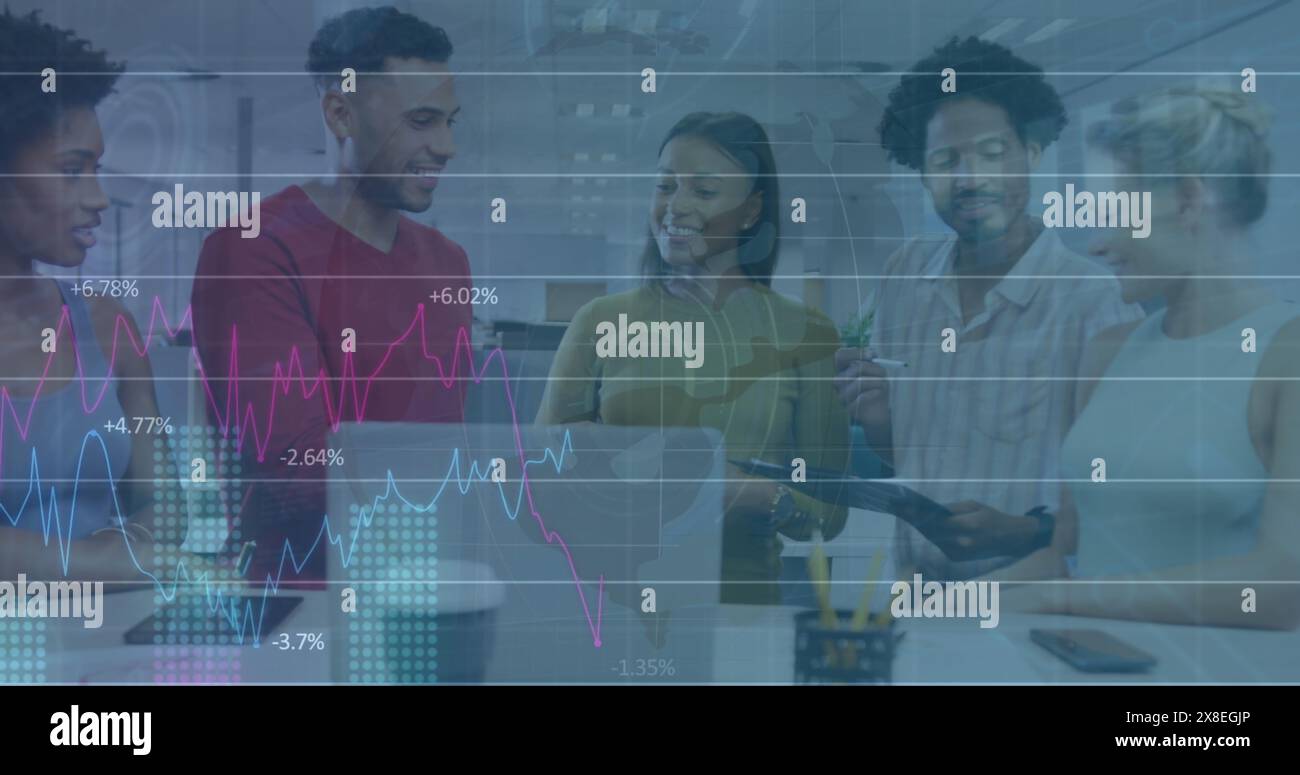 Bild von mehreren Diagrammen und verschiedenen Kollegen mit Zwischenablage und Laptop, die im Büro diskutieren Stockfoto