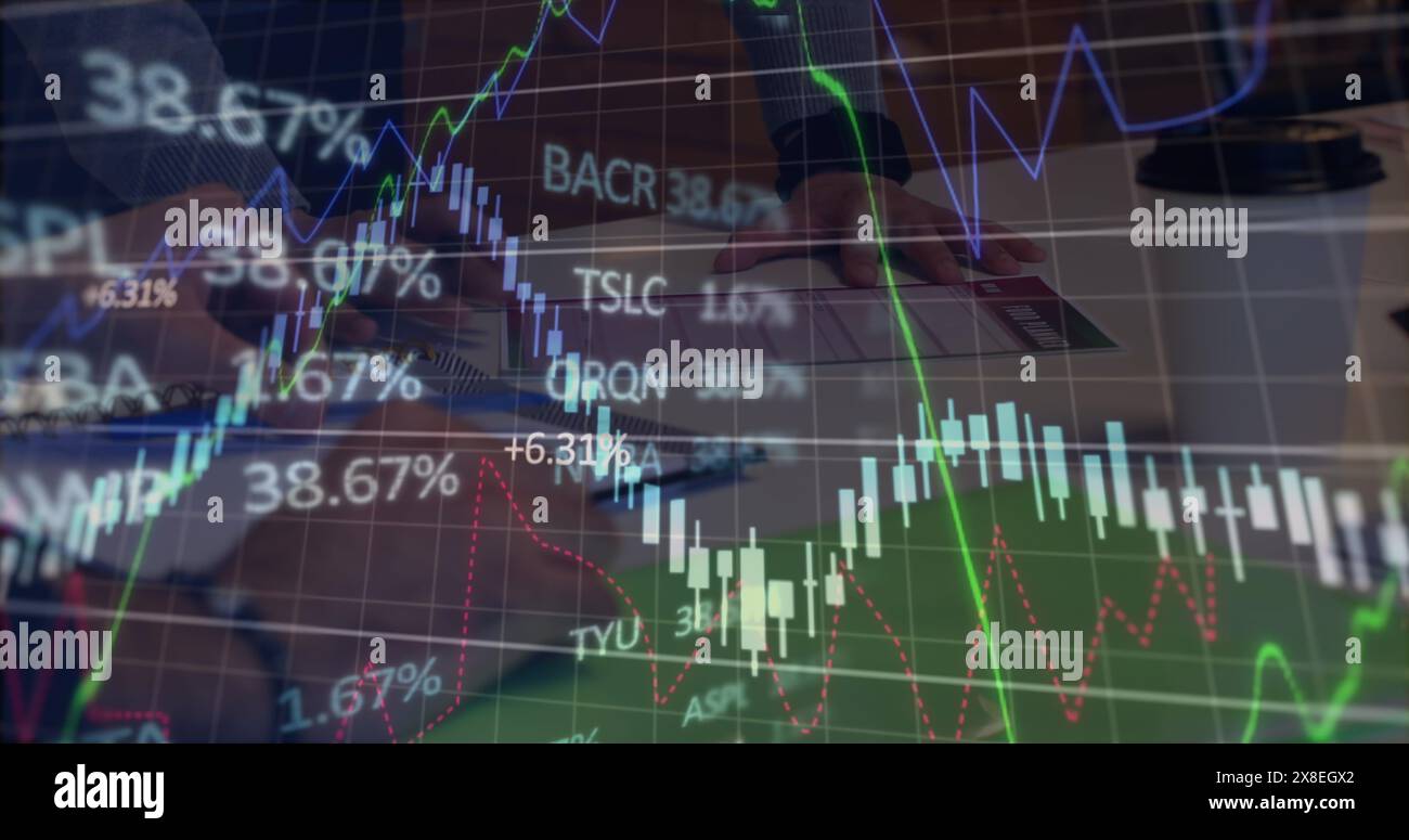 Bild von mehreren Diagrammen und Handelstafeln, kaukasische Kollegen diskutieren am Schreibtisch Stockfoto
