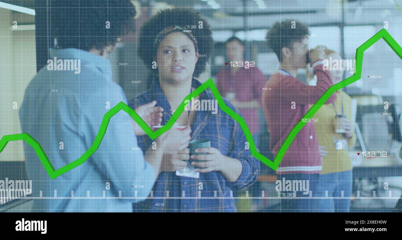 Bild der statistischen Datenverarbeitung über verschiedene Männer und Frauen mit Kaffee im Büro Stockfoto