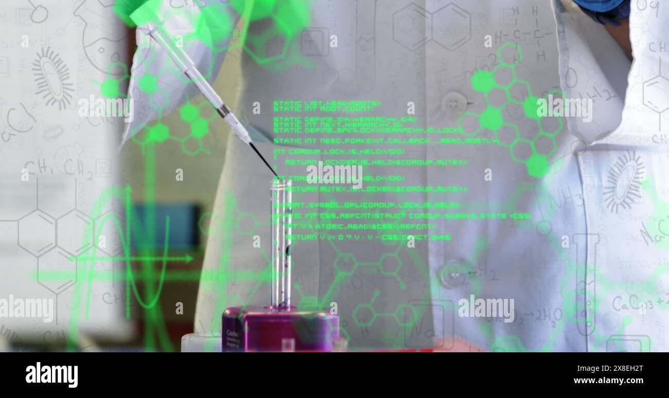 Bild der Datenverarbeitung über dem mittleren Abschnitt eines Wissenschaftlers, der ein Experiment im Labor durchführt Stockfoto