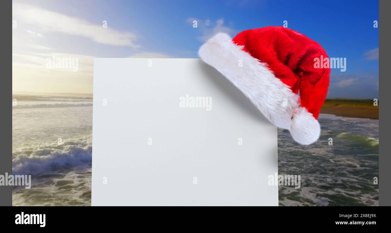 Digital Composite aus Santa Hut mit weißer Karte und Meer Stockfoto