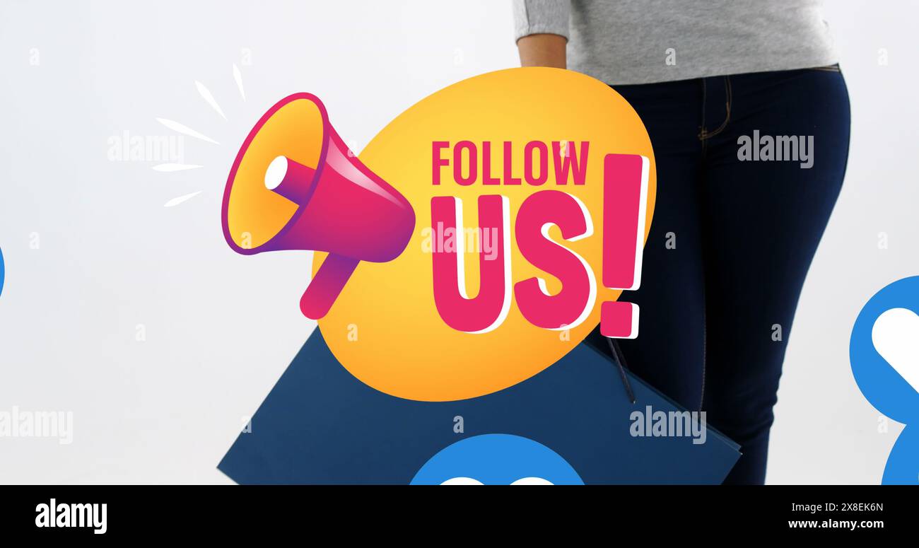 Bild von Follow US Text, Megaphon und Herz-Ikonen über kaukasierin mit Shopping Stockfoto