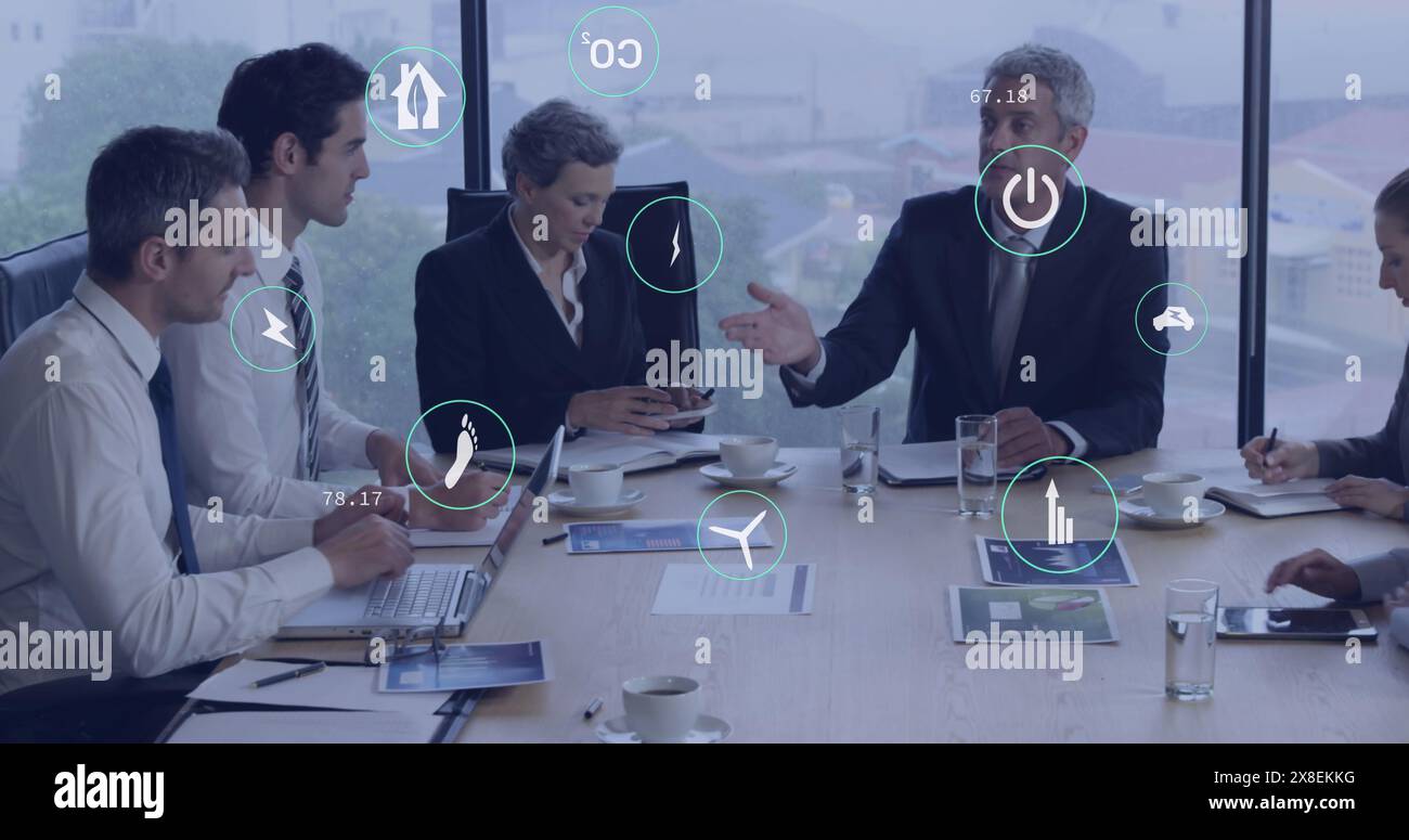 Bild von mehreren Symbolen über verschiedenen Kollegen, die Ideen in Besprechungen im Büro austauschen Stockfoto