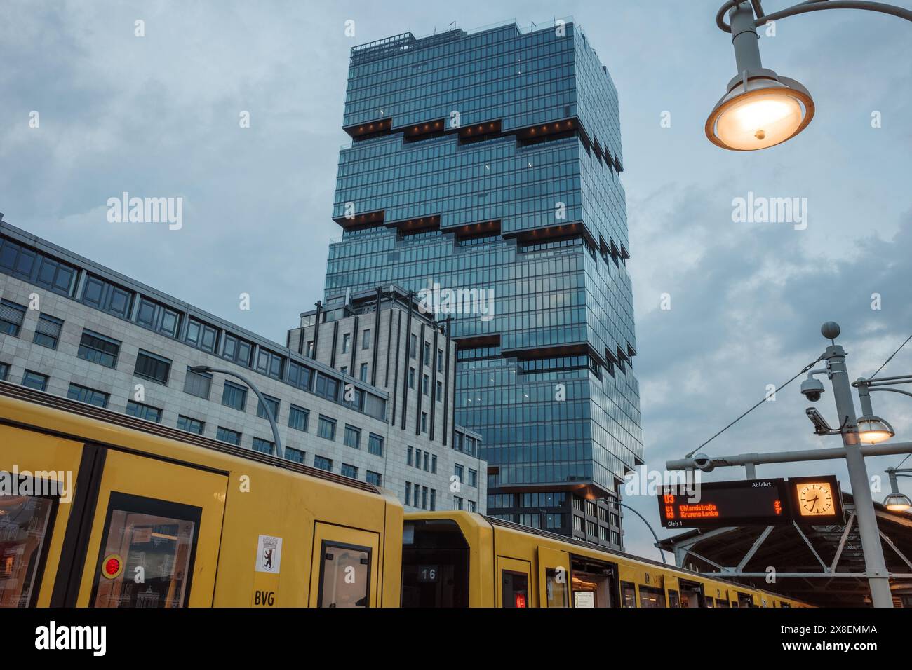 U-bahn-Station Warschauer Straße und Hintergrund der EDGE East Side Berlin, Amazonasturm. Stockfoto