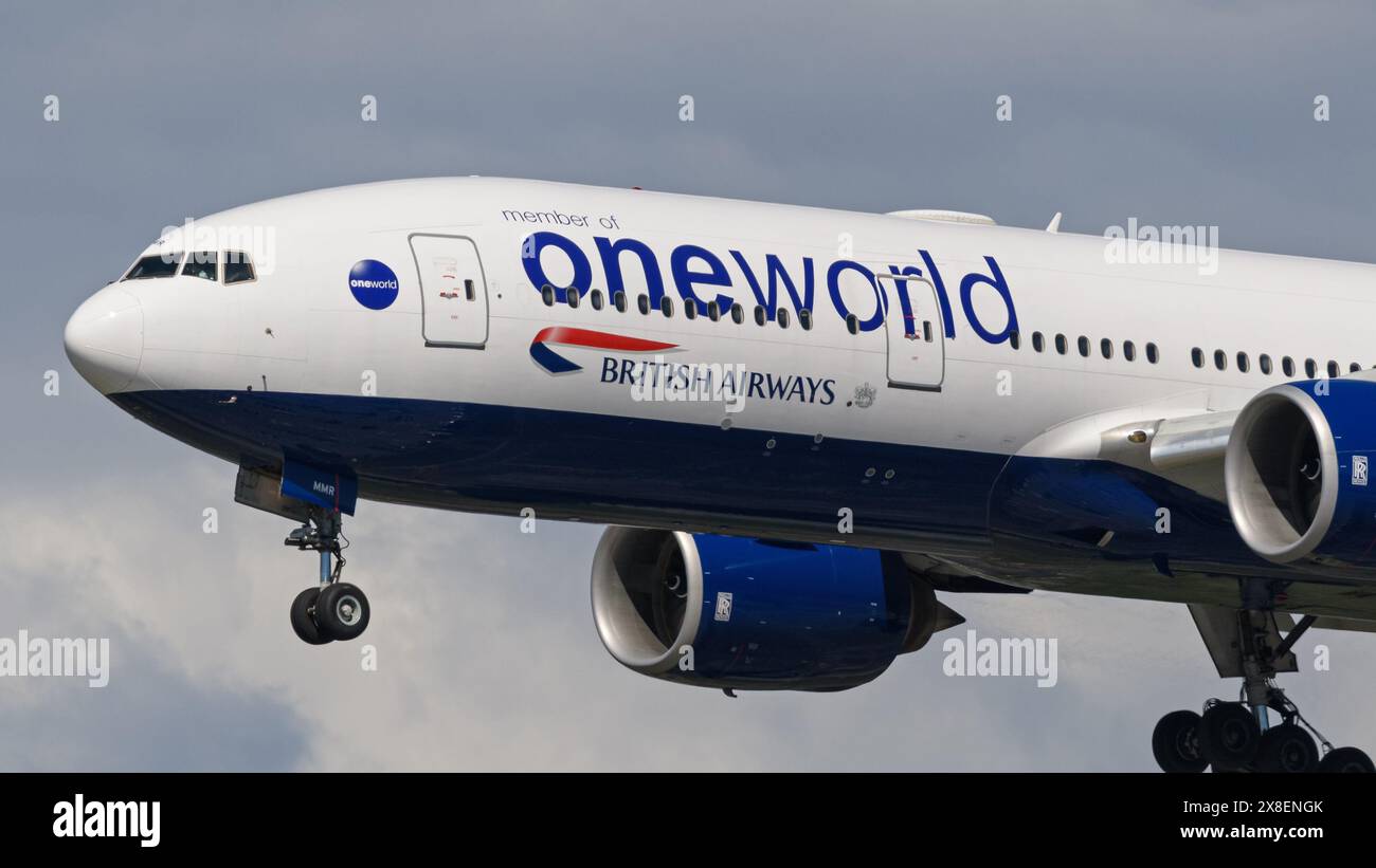 Richmond, British Columbia, Kanada. Mai 2024. Ein British Airways Boeing 777-200ER-Jetliner (G-YMMR), lackiert in einer oneworld-Lackierung, bei der Endlandung auf dem Vancouver International Airport. (Credit Image: © Bayne Stanley/ZUMA Press Wire) NUR REDAKTIONELLE VERWENDUNG! Nicht für kommerzielle ZWECKE! Stockfoto