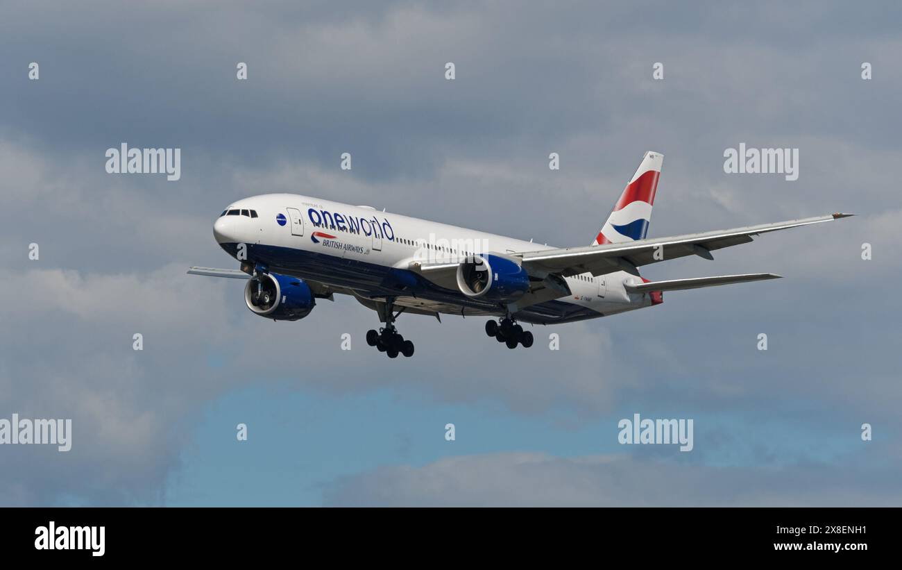 Richmond, British Columbia, Kanada. Mai 2024. Ein British Airways Boeing 777-200ER-Jetliner (G-YMMR), lackiert in einer oneworld-Lackierung, bei der Endlandung auf dem Vancouver International Airport. (Credit Image: © Bayne Stanley/ZUMA Press Wire) NUR REDAKTIONELLE VERWENDUNG! Nicht für kommerzielle ZWECKE! Stockfoto
