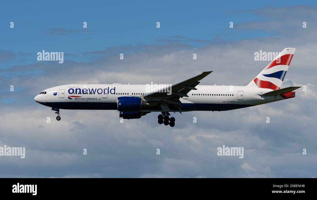 Richmond, British Columbia, Kanada. Mai 2024. Ein British Airways Boeing 777-200ER-Jetliner (G-YMMR), lackiert in einer oneworld-Lackierung, bei der Endlandung auf dem Vancouver International Airport. (Credit Image: © Bayne Stanley/ZUMA Press Wire) NUR REDAKTIONELLE VERWENDUNG! Nicht für kommerzielle ZWECKE! Stockfoto