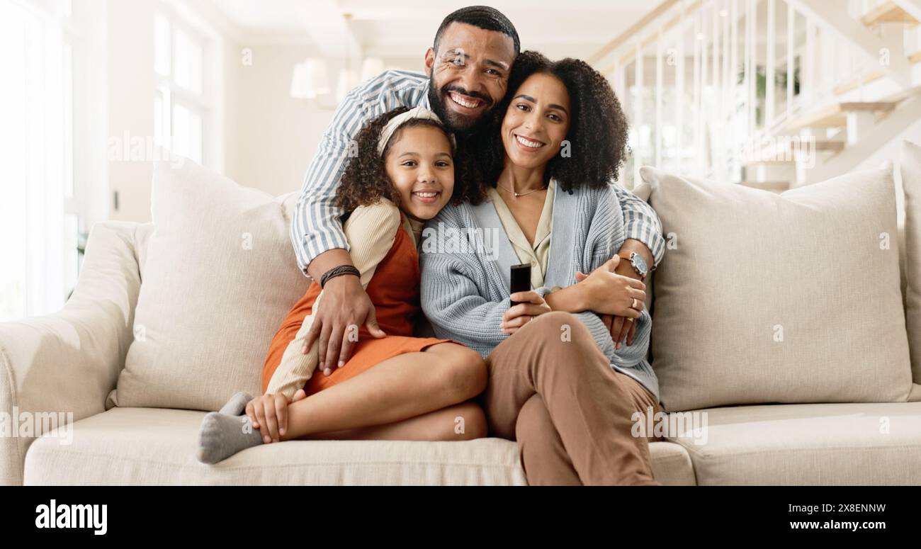 Mama, Vater und Mädchen auf der Couch für Porträts mit Liebe oder Sorgfalt, entspannen und Familie binden für Erinnerung oder Verbindung. Eltern, Kind und zusammen für Komfort Stockfoto