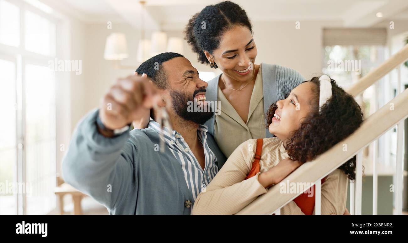 Eltern, Mädchen und glücklich mit Schlüsseln in einem neuen Haus oder einer neuen Wohnung, Umzug und Immobilienkauf für Investitionen oder Erfolge. Mom, Dad und Kind Stockfoto