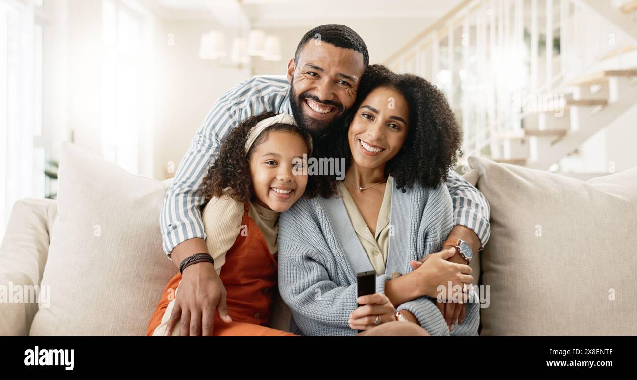 Mama, Vater und Mädchen auf Sofa für Porträts mit Liebe oder Sorgfalt, entspannen und Familie binden für Erinnerungen oder Verbindung. Eltern, Kind und zusammen für Komfort Stockfoto