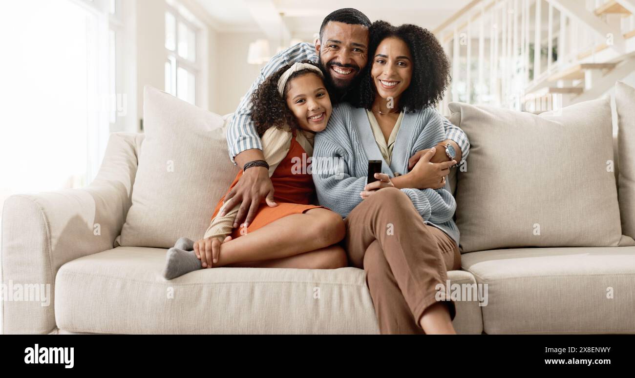 Mutter, Vater und Kind auf der Couch für Porträts mit Liebe oder Sorgfalt, entspannen und Familie binden für Erinnerung oder Verbindung. Eltern, Mädchen und zusammen zum Trost Stockfoto