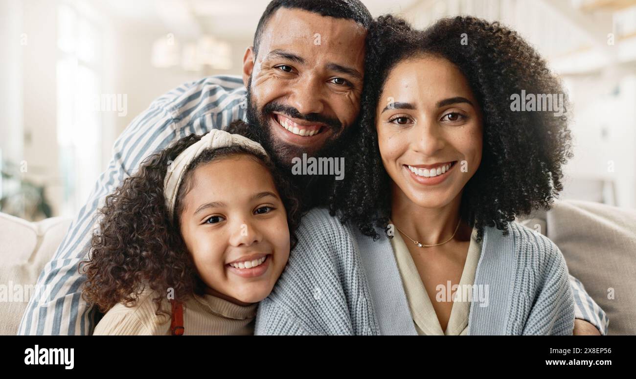 Mutter, Vater und Kind auf Sofa für Porträts mit Liebe oder Sorgfalt, entspannen und Familie binden für Erinnerung oder Verbindung. Eltern, Mädchen und zusammen zum Trost Stockfoto