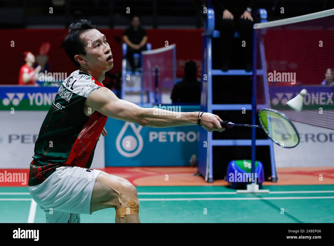 Kuala Lumpur, Malaysia. Mai 2024. Angus ng Ka Long aus Hongkong spielt gegen Li Shi Feng aus China (nicht abgebildet) während des Men's Singles Quarter Final Matches der Perodua Malaysia Masters 2024 in der Axiata Arena. Angus ng Ka Long gewann mit Punkten; 21/21: 13/15. Quelle: SOPA Images Limited/Alamy Live News Stockfoto