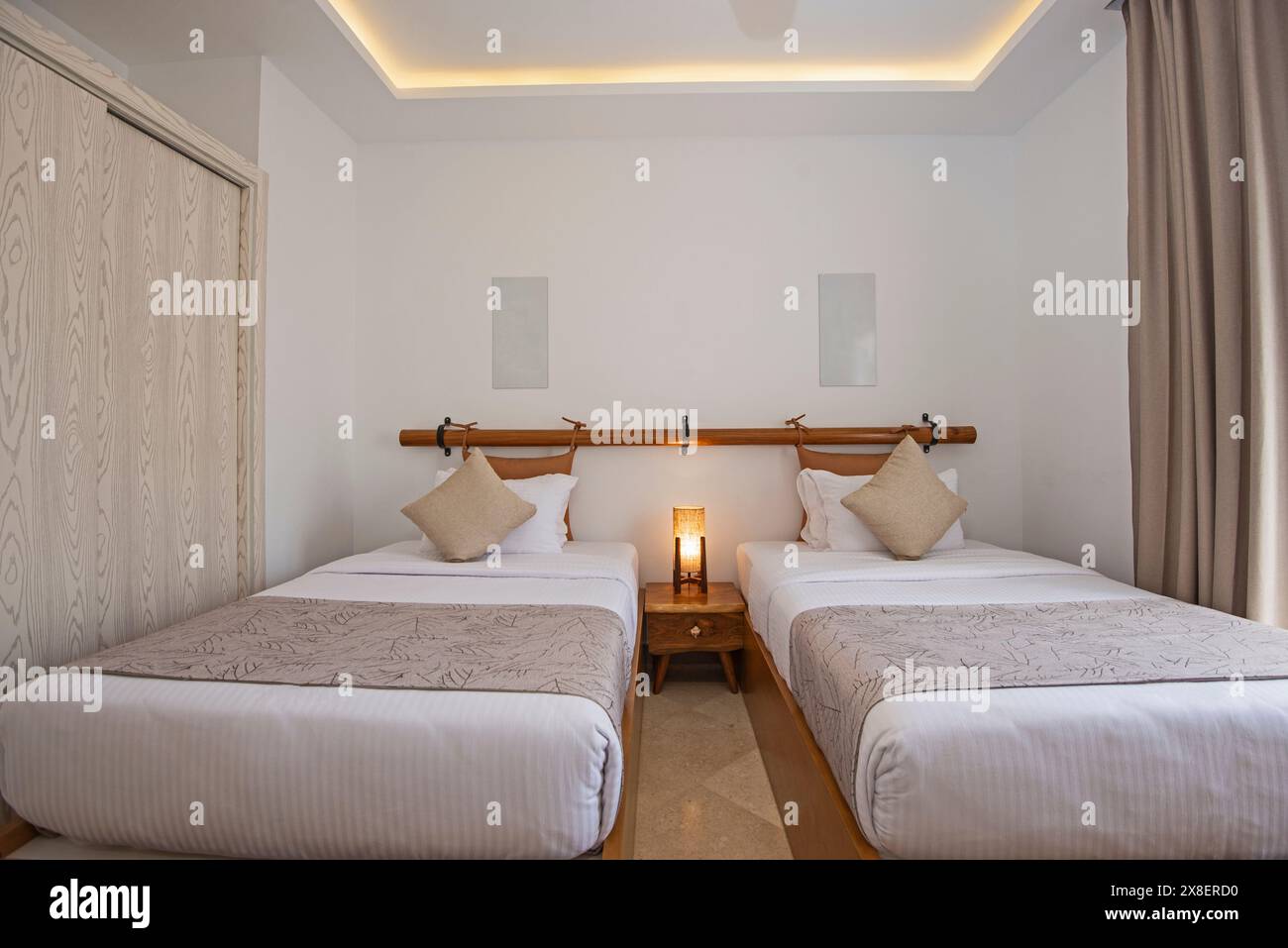 Inneneinrichtung Einrichtung Einrichtung luxuriöses Schauzimmer mit Möbeln und Twin-Betten mit Kleiderschrank Stockfoto