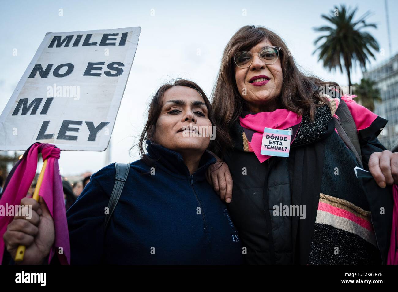 Buenos Aires, Argentinien. Mai 2024. Die Aktivisten und Referenten Marlen Wayar und Alma Fernandez nehmen am zweiten plurinationalen marsch für ein Gesetz der historischen Wiedergutmachung für Transvestiten und Transgender-Menschen Teil. Quelle: SOPA Images Limited/Alamy Live News Stockfoto