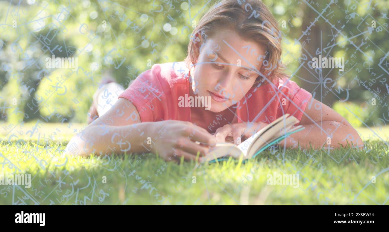 Der kaukasische älteste trägt ein rotes Hemd und studiert Buch auf grünem Hintergrund Stockfoto