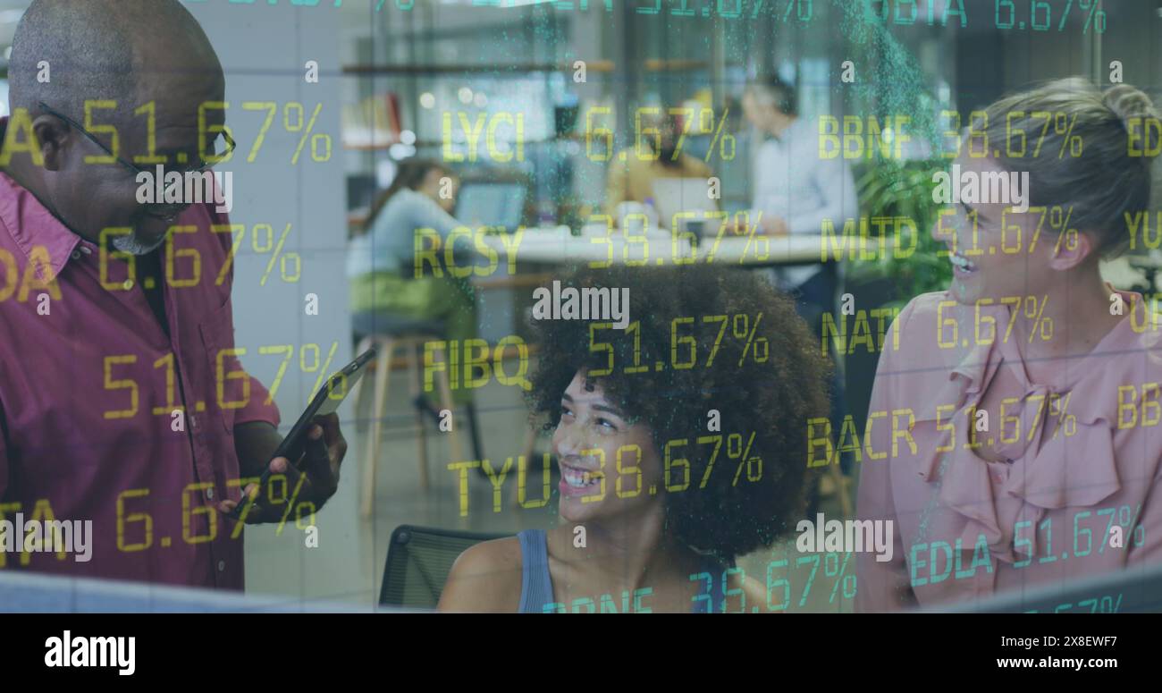 Bild der Verarbeitung von Börsendaten über verschiedene Kollegen, die gemeinsam im Büro diskutieren Stockfoto