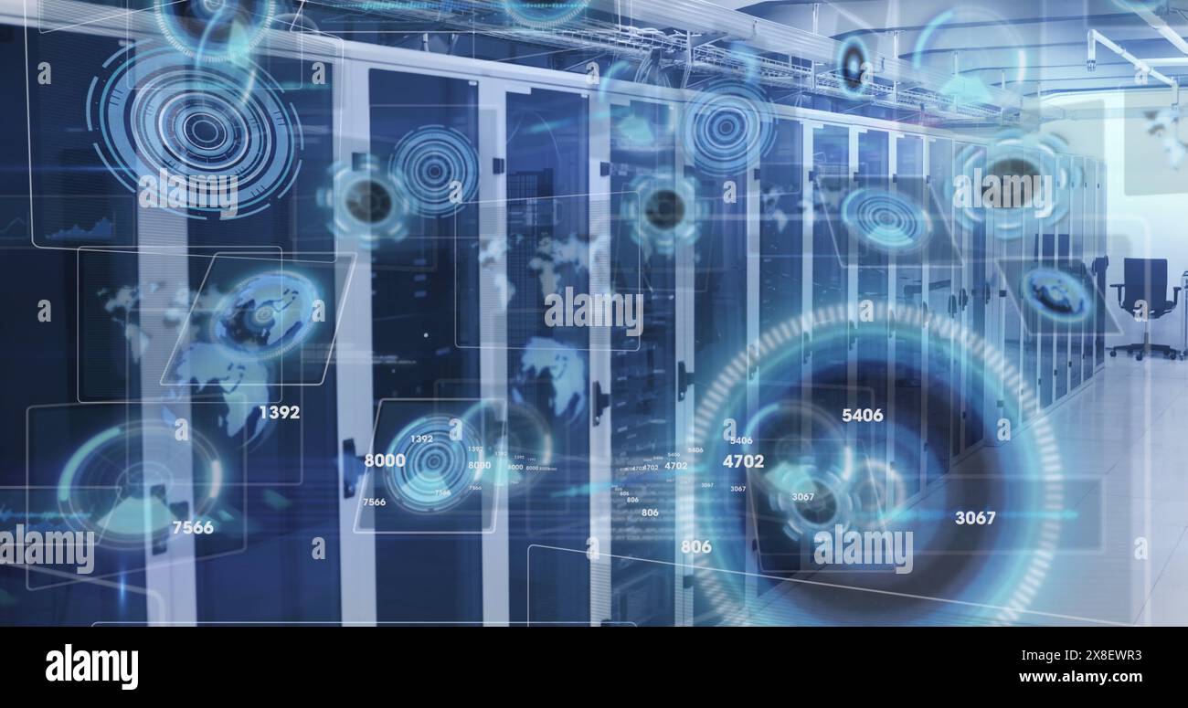 Bild von wechselnden Zahlen, Rundscannern und Datenverarbeitung im Serverraum Stockfoto