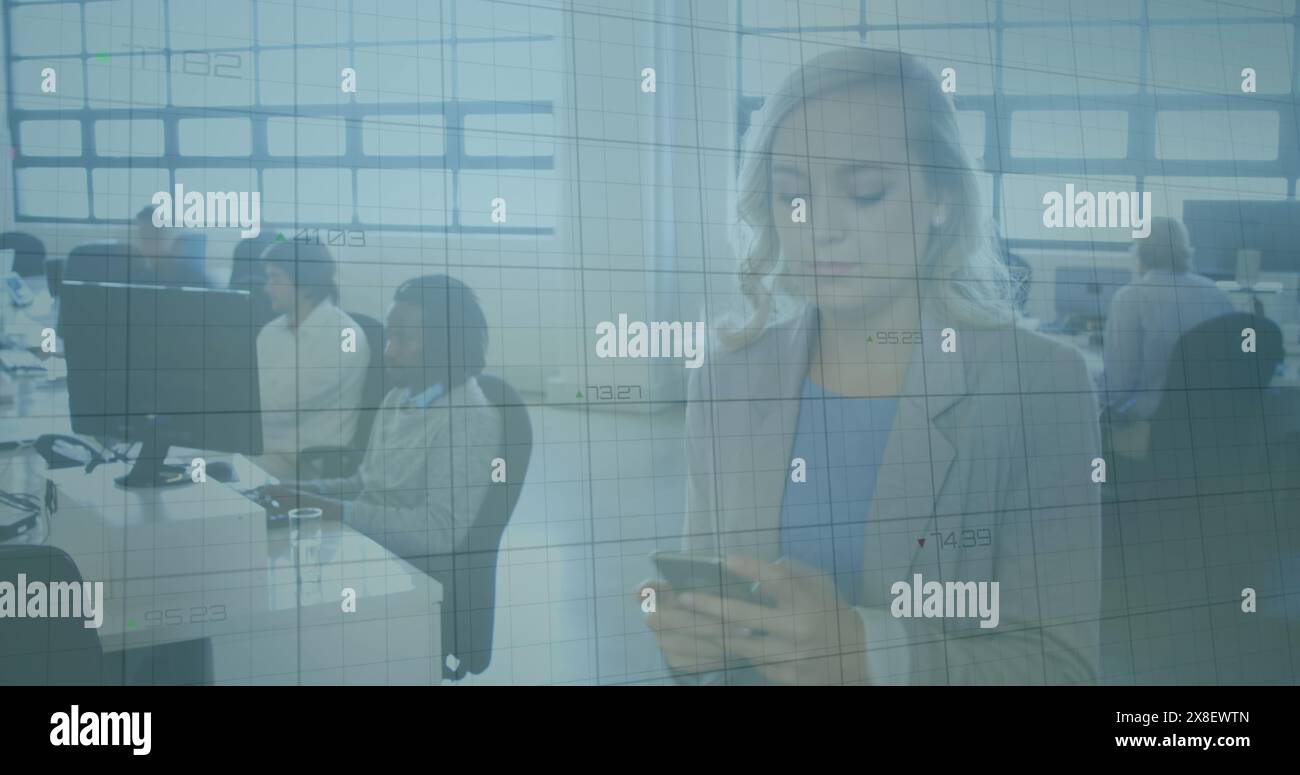 Kaukasische junge Profi, die einen Geschäftsanzug trägt und ihr Smartphone benutzt Stockfoto