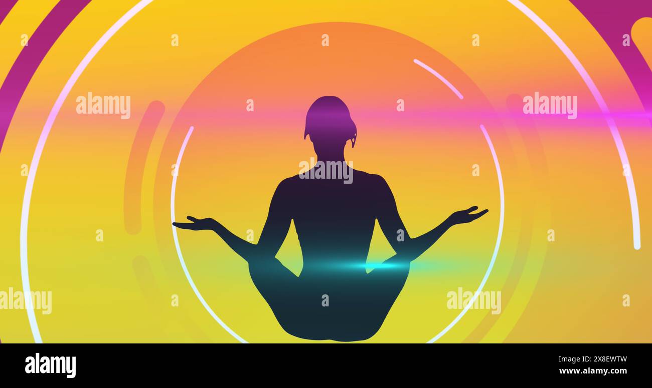 Bild der Silhouette einer Frau in Yoga-Pose über gelbem Banner vor violettem Hintergrund Stockfoto