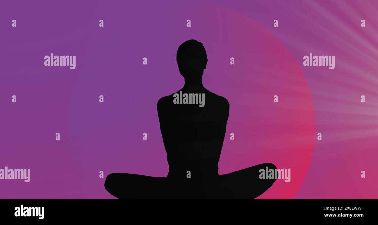 Bild eines Lichtflecks über der Silhouette einer Frau in Yogaposition vor violettem Hintergrund Stockfoto
