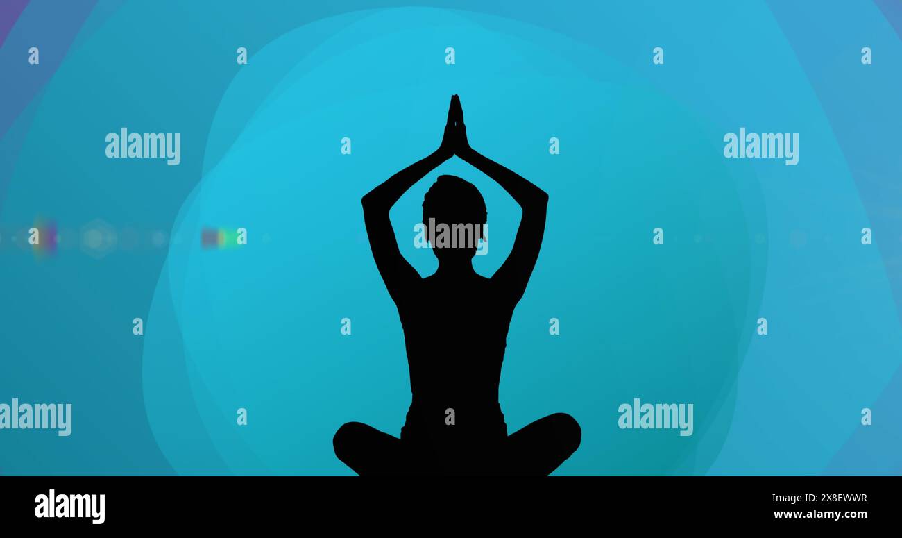 Bild der Silhouette einer Frau in Yoga-Pose über verlaufendem blauem Banner vor violettem Hintergrund Stockfoto