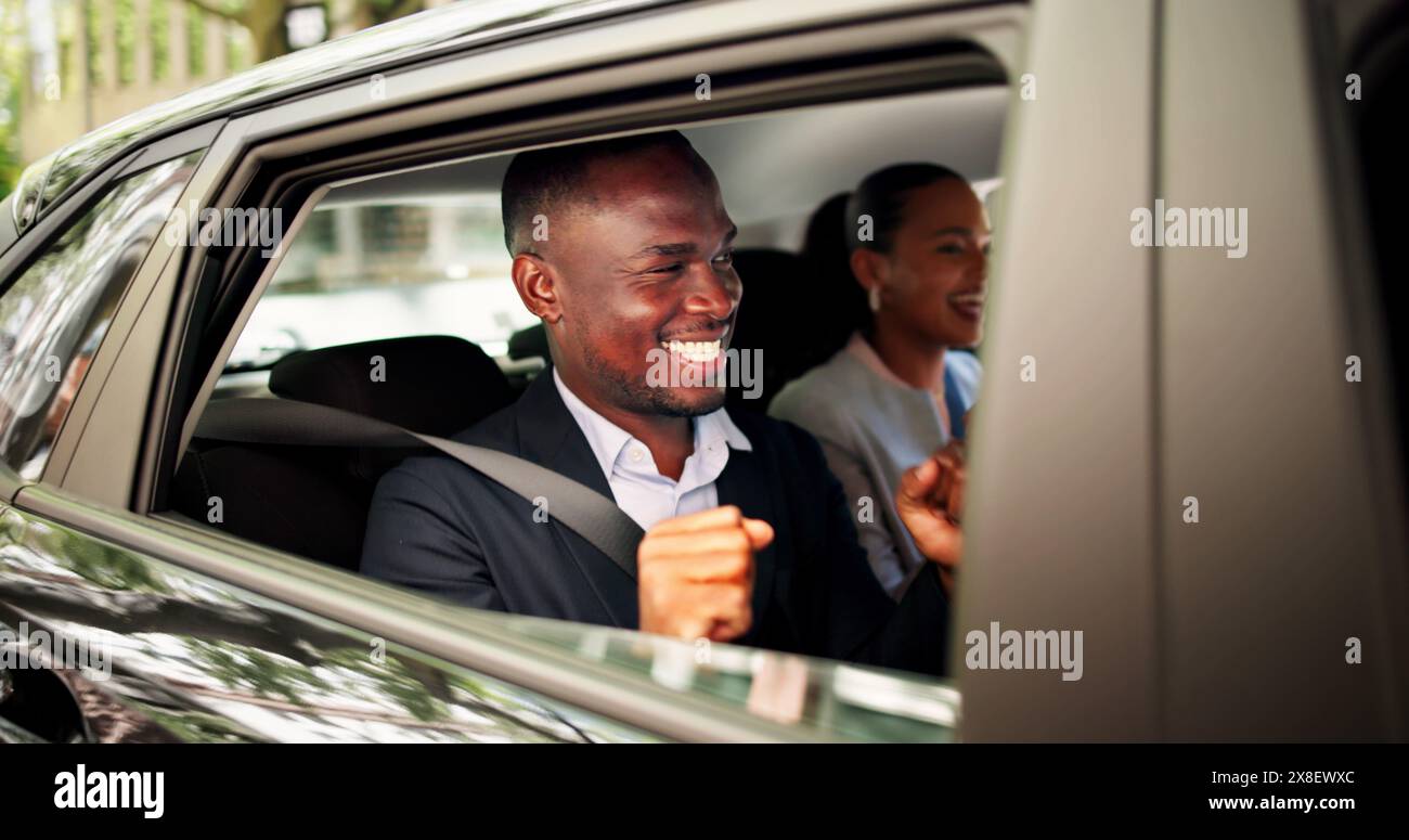 Gemeinsame Nutzung Der Fahrbahn Im Pool. Afrikanische Menschen Nutzen Car Share Stockfoto