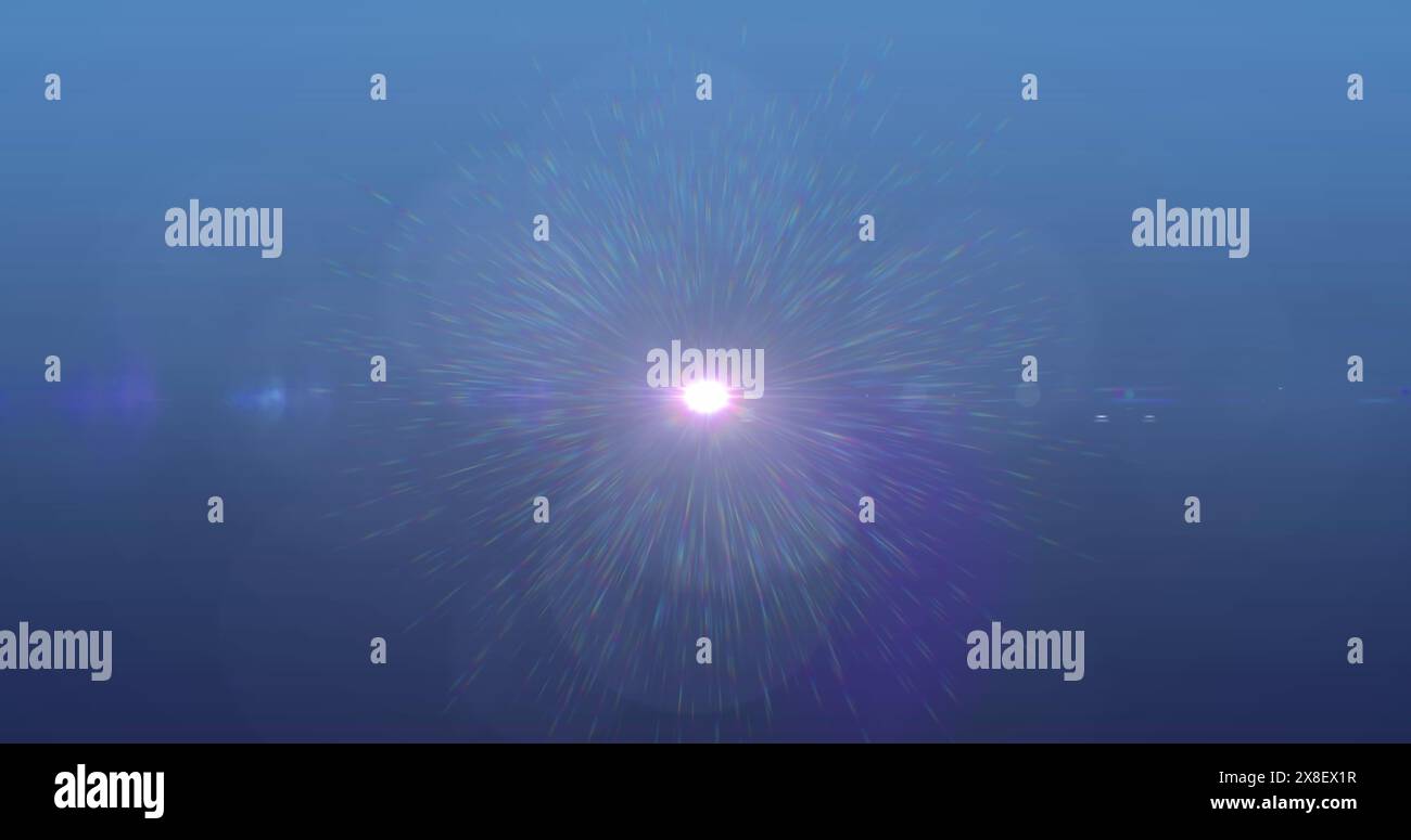 Helles Licht in der Mitte, das bunte Strahlen auf blauem Hintergrund ausstrahlt Stockfoto