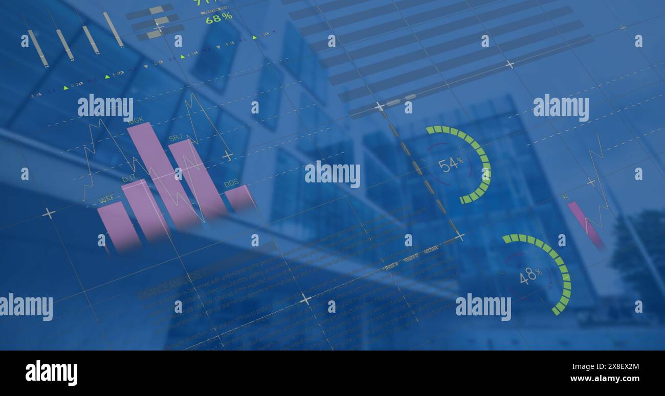 Bild einer mehrfarbigen Infografik-Schnittstelle über der Tiefwinkelansicht von Gebäuden Stockfoto