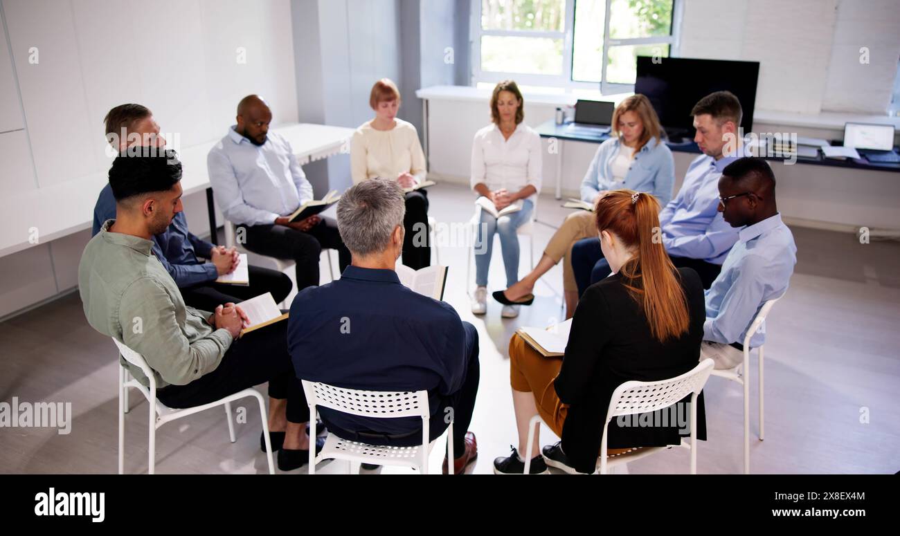 Eine Gruppe Multiethnischer Freunde, Die Zusammen Bibel Lesen Stockfoto