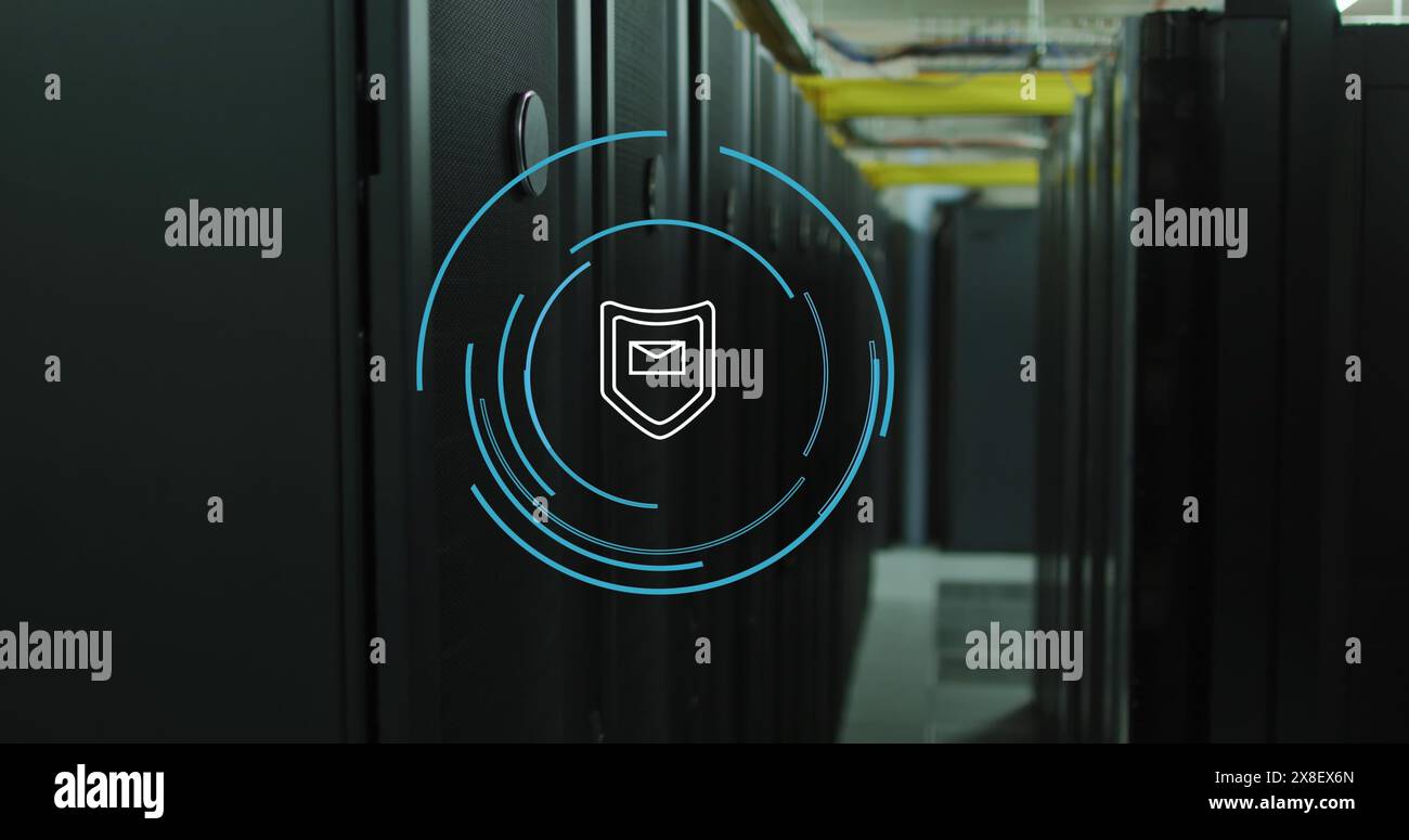 Abbildung: Schild mit Umschlagsymbol und Kreisen über Serverraum Stockfoto