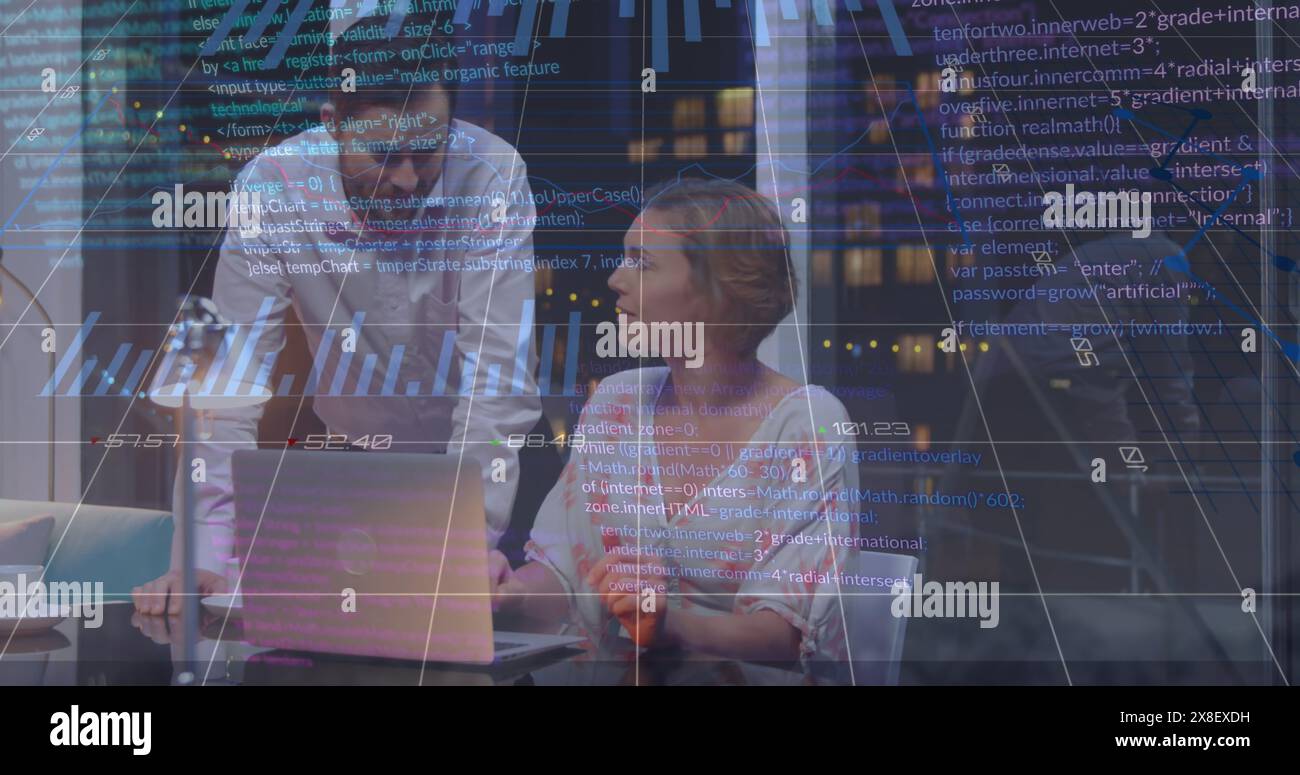 Bild der statistischen Datenverarbeitung über verschiedene Männer und Frauen, die im Büro über Laptop diskutieren Stockfoto