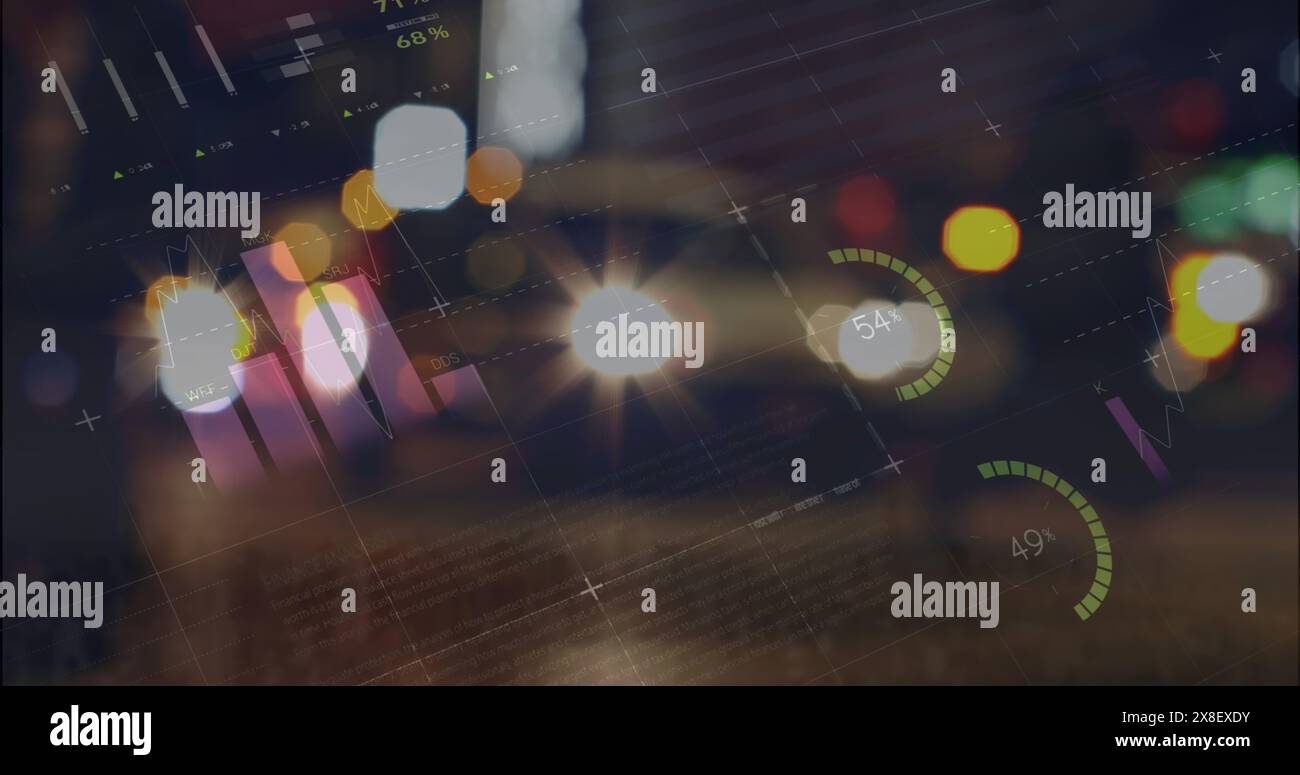 Verschwommenes Stadtlicht bei Nacht mit überlagerten digitalen Diagrammen und Datenvisualisierungen Stockfoto