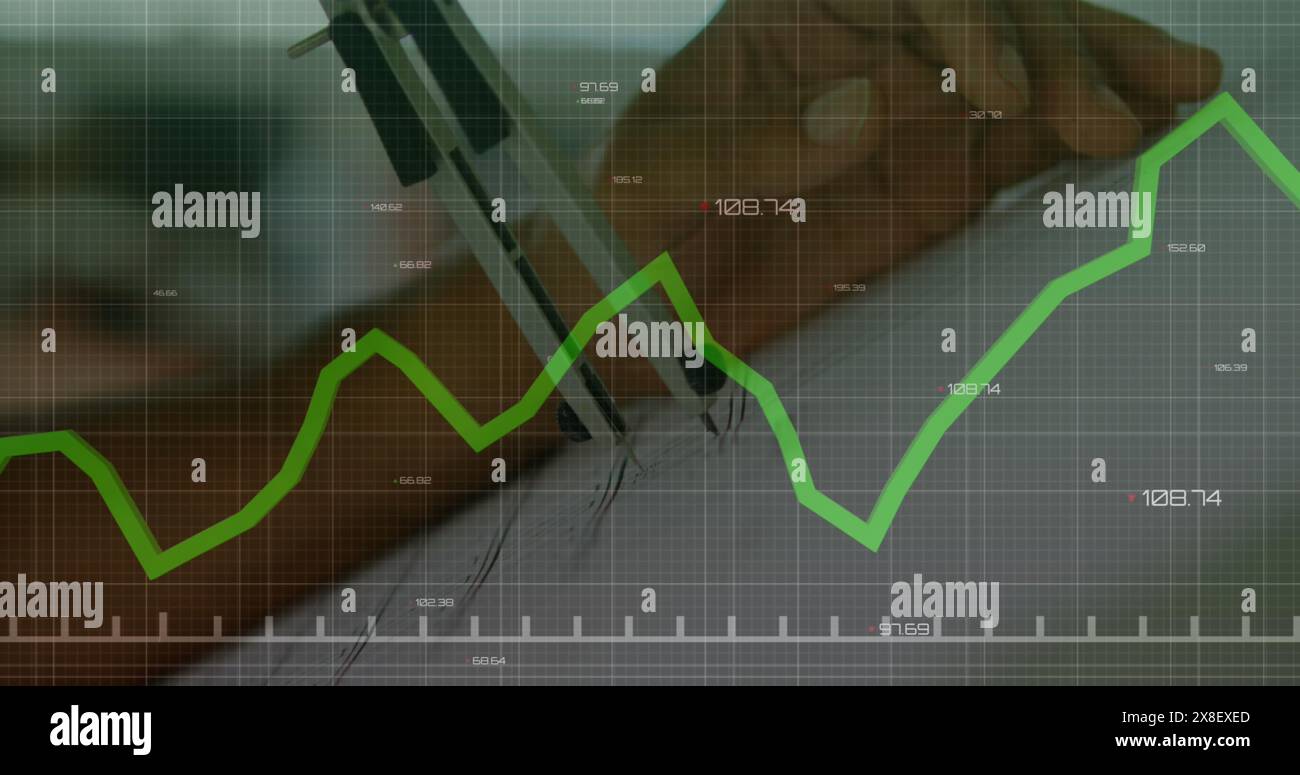 Person, die den Stift hält und auf Papier schreibt, mit grünem Finanzdiagramm überlagert Stockfoto