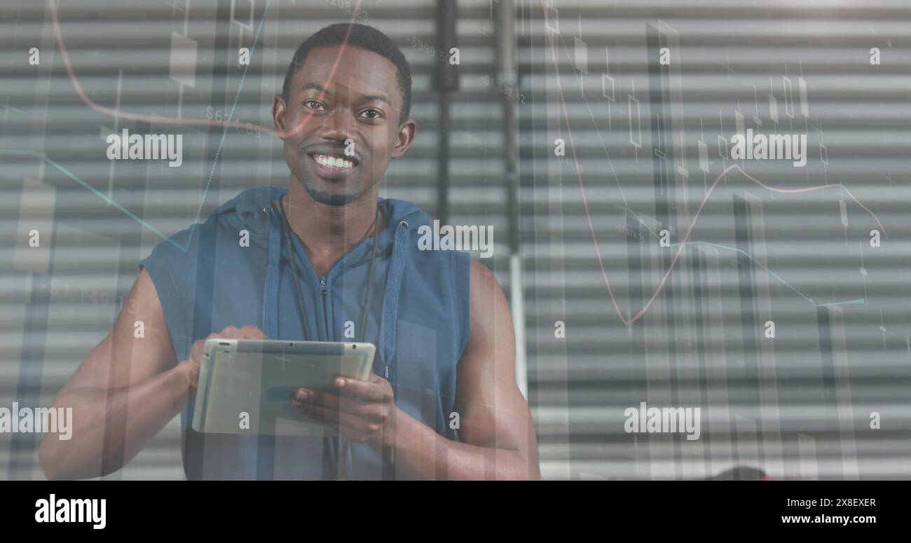 Bild der statistischen Datenverarbeitung über afroamerikanischen FIT-Mann mit digitalem Tablet im Fitnessstudio Stockfoto