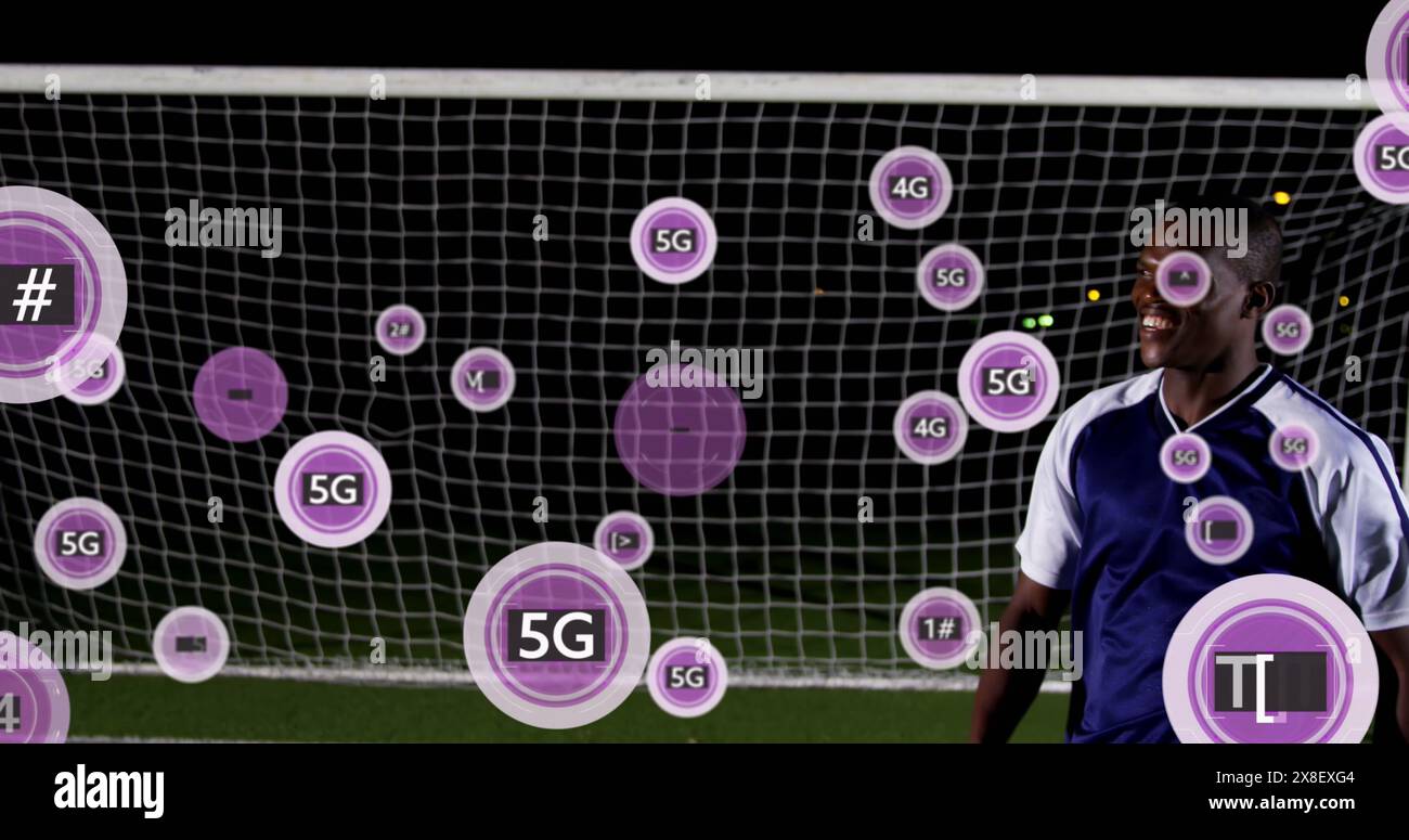 Bild: 5g-Text in Kreisen über afroamerikanischem Fußballspieler, der den Ball gegen den Torpfosten stoppt Stockfoto